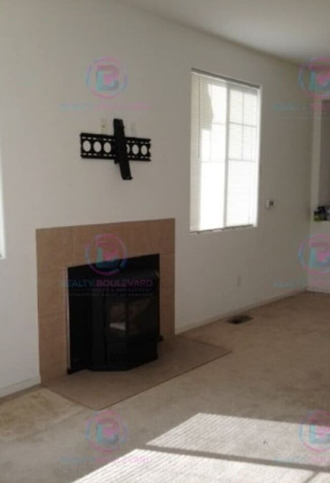 Building Photo - 1/2 Mo free!! Stunning 2-Story Home with S...