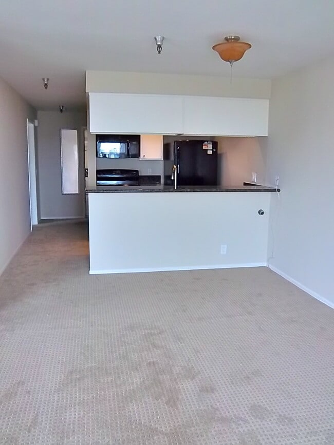 Building Photo - Ocean View Corner Unit Condo w/Balcony+Jac...