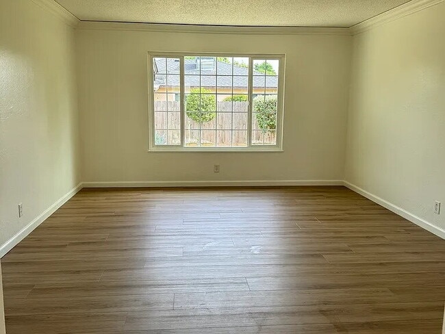 Building Photo - Freshly remodeled home