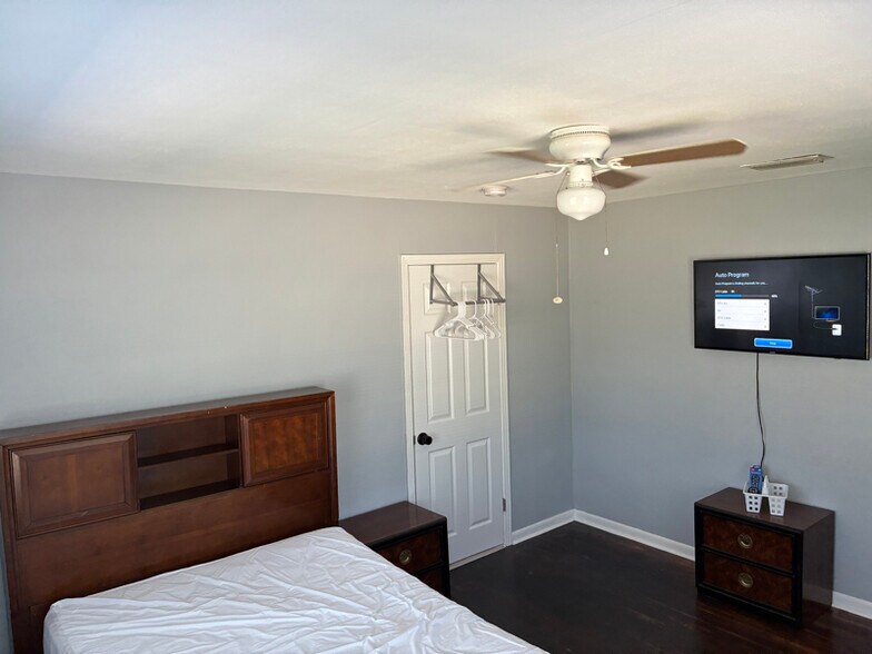 Building Photo - 4584 Park St