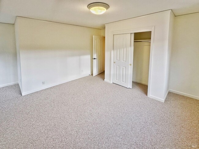 Primary Photo - 250 Edgewood Ave
