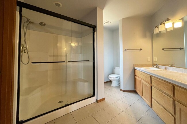 Building Photo - Gorgeous Beaverton home available with att...
