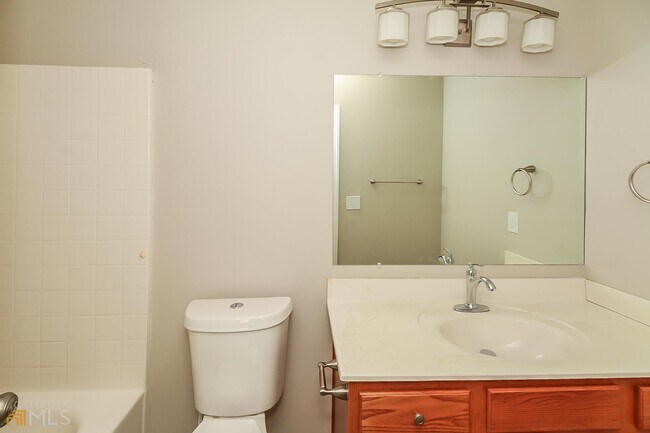 Building Photo - 2840 Lakeside Cir