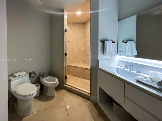 Building Photo - 100 South Pointe Dr