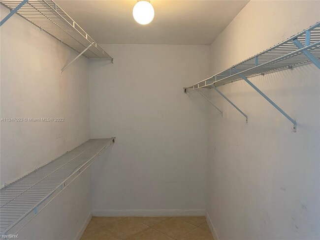 Building Photo - 2 br, 2 bath Condo - 1 Glen Royal Pkwy Gre...