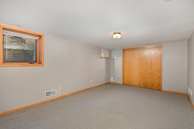 Building Photo - Half a Block Away from Macalester 4 bed 2 ...