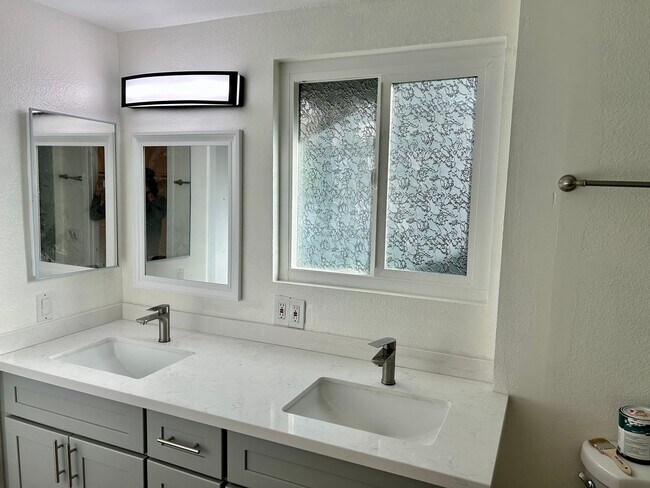 Building Photo - Beautiful finishes, MUST SEE! Renovated 1 bedroom condo in La Jolla Park Villas! Includes 1 COVER...