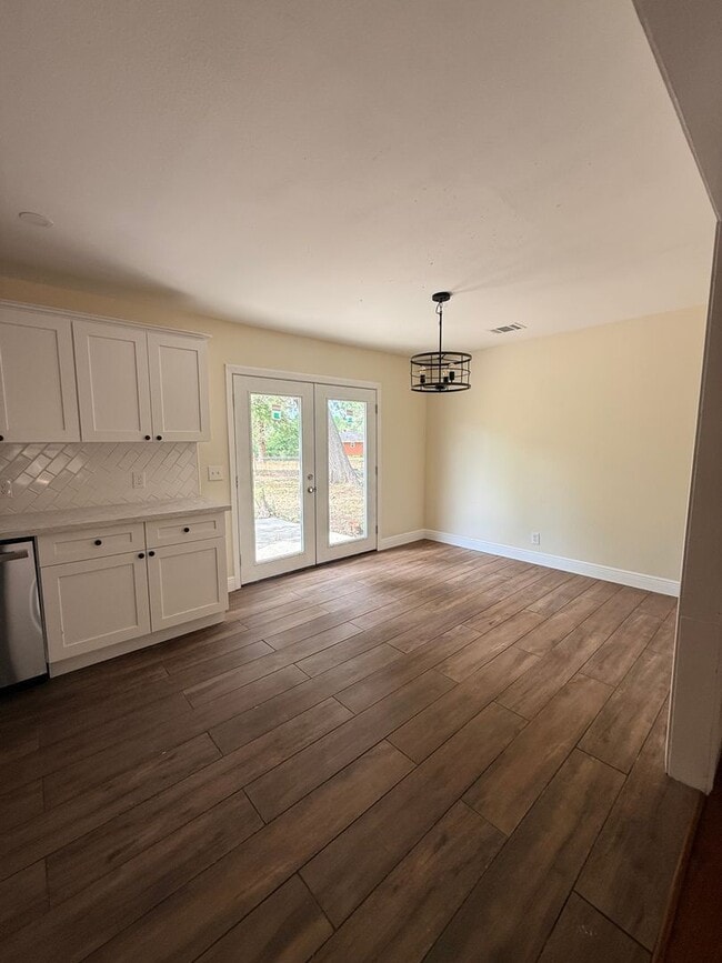 Building Photo - Newly Renovated Property - Family Home