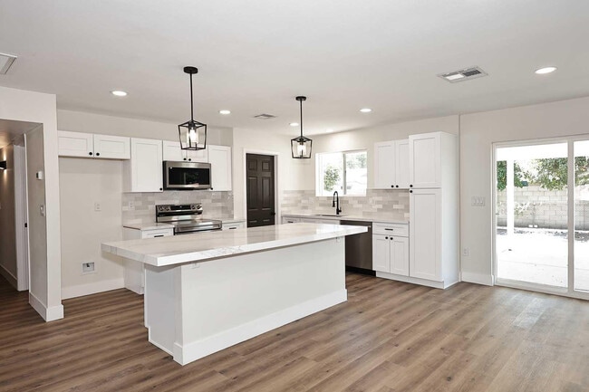 Building Photo - 10537 W La Jolla Dr