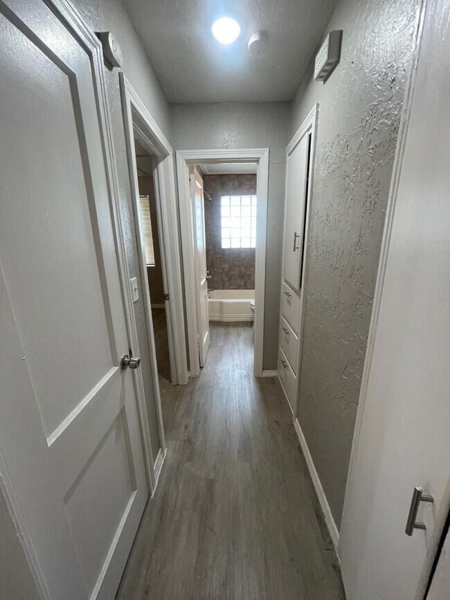 Building Photo - 1 Bed 1 Bath Duplex For Lease