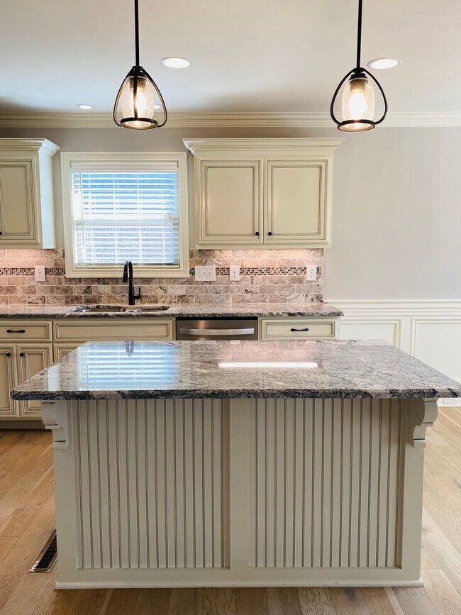Building Photo - Luxury Home in Sango