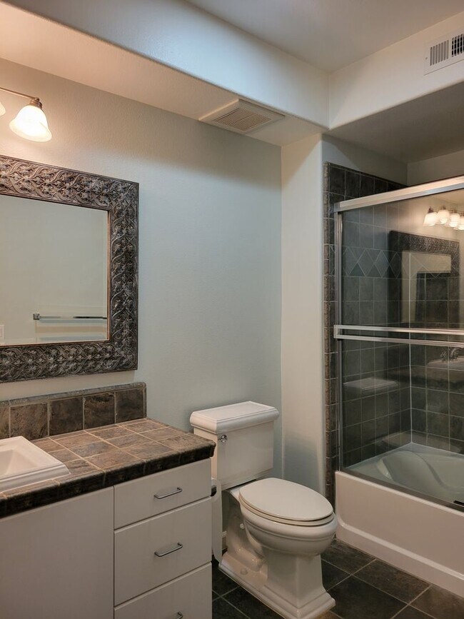 Building Photo - High End Condo on Top floor: High Ceilings...