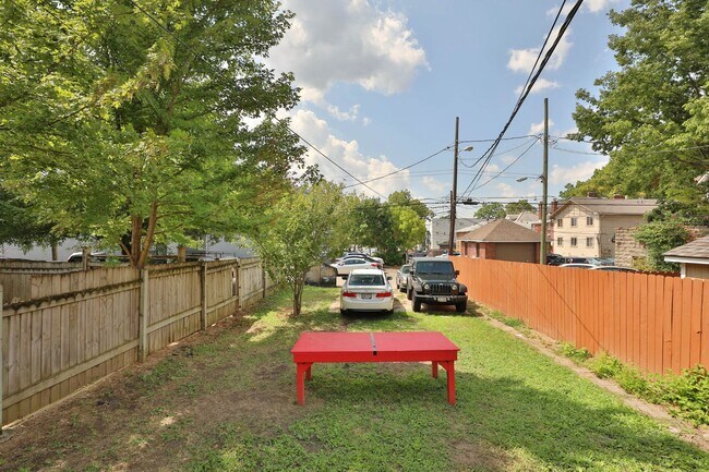 Building Photo - GREAT OSU SOUTH CAMPUS LOCATION - Ridiculously Nice back deck and off-street parking for everyone