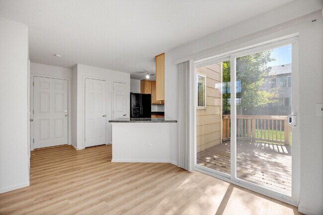 Building Photo - 2 bed/ 2.5 bath duplex in established neighborhood with corner lot