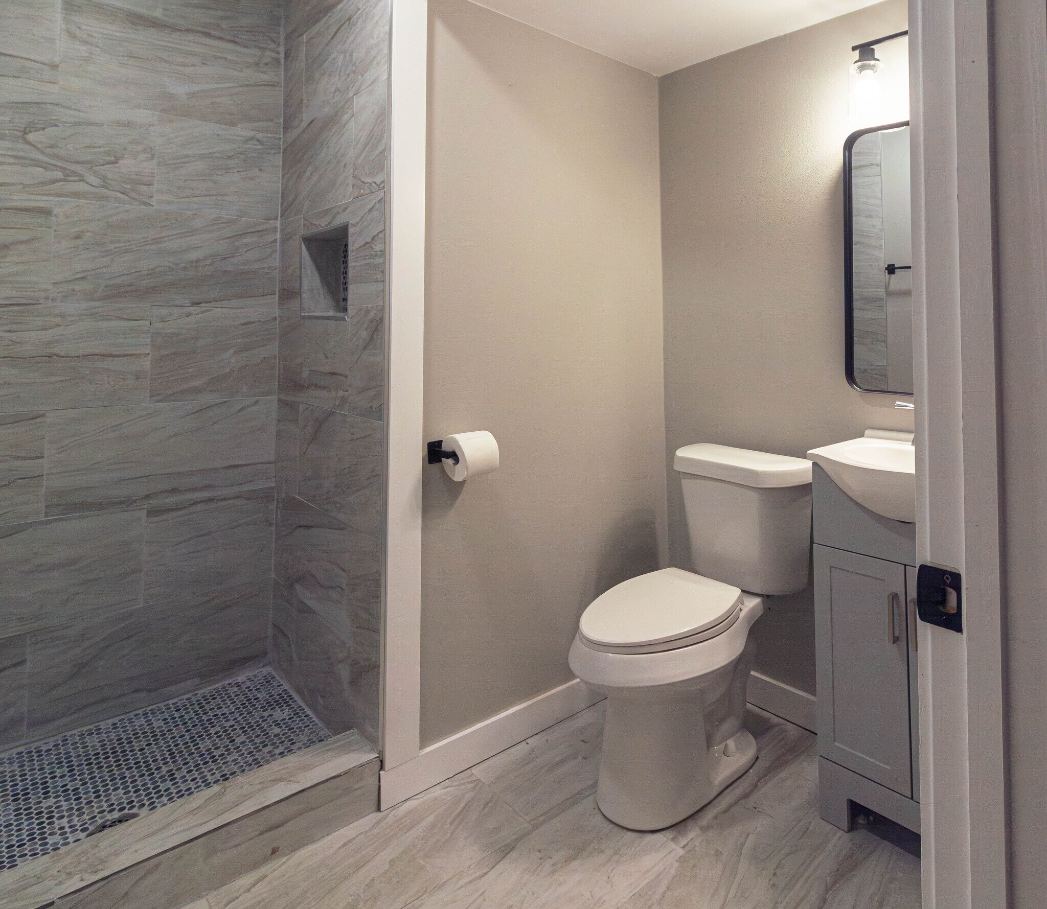 Building Photo - 981 W Oak St