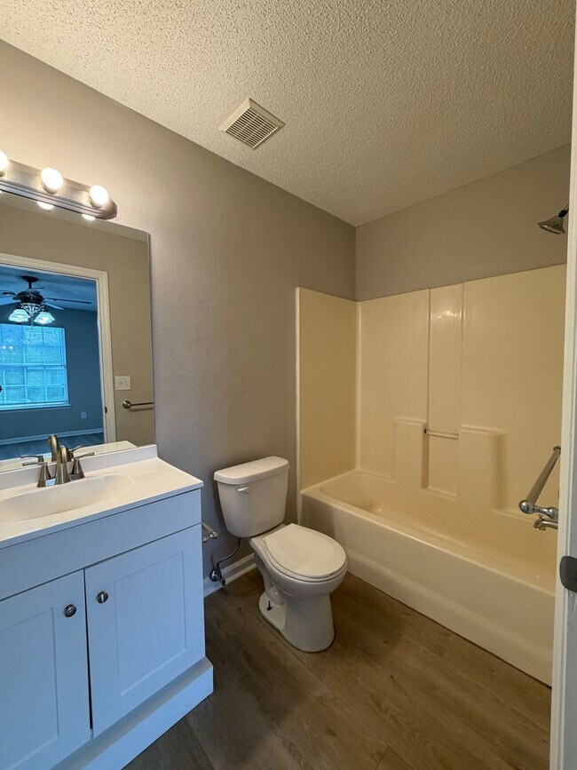 Building Photo - Gorgeous 2/2 newly renovated townhome available now!