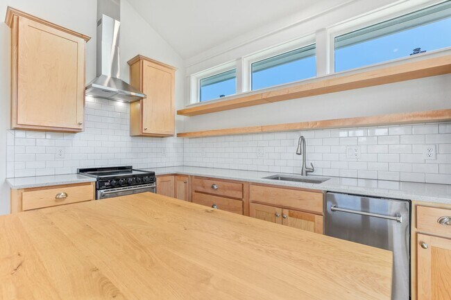 Building Photo - 4030 SE 62nd Ave