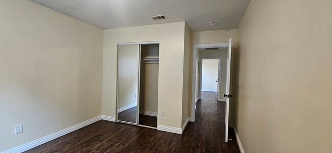 Building Photo - 75(611)