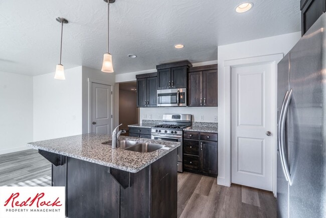 Building Photo - 4 Bed/2.5 Bath Townhome in Desert Bluff!