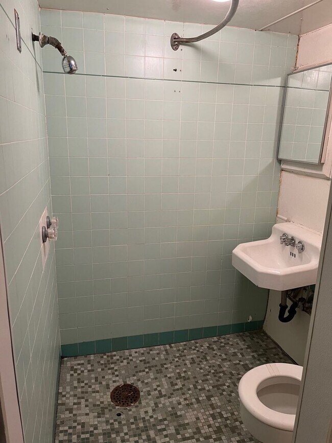Building Photo - Spacious Studio Apartment