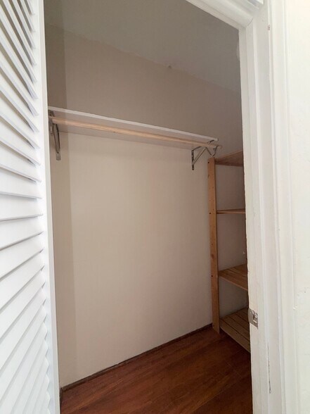 Building Photo - 1050 Hyperion Ave