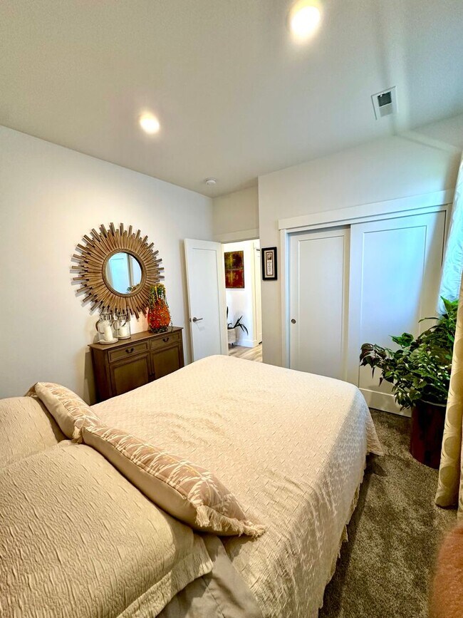 Building Photo - Gorgeous single-Level Pahlisch Home with a Fully Fenced Yard!