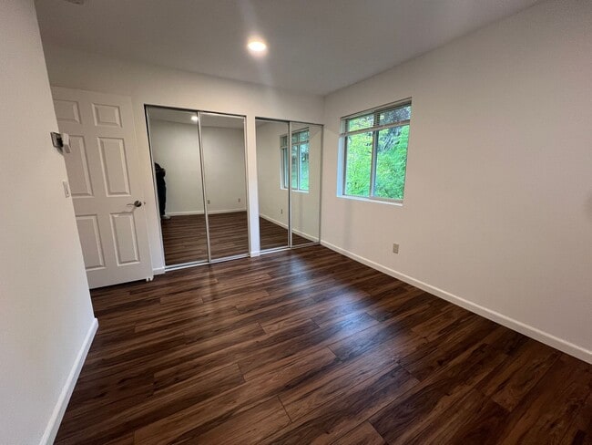 Building Photo - Renovated Top-Floor Condo in Prime Kirklan...