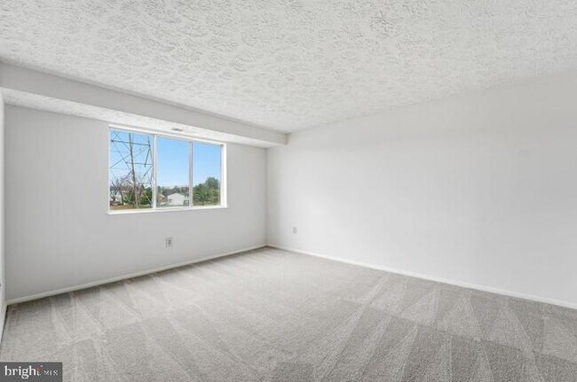 Building Photo - 997 Heather Ridge Dr