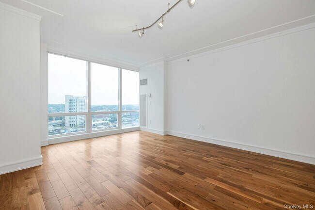 Building Photo - 5 Renaissance Square