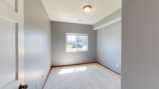 Building Photo - Fantastic condo in Ankeny-6mo Lease Option
