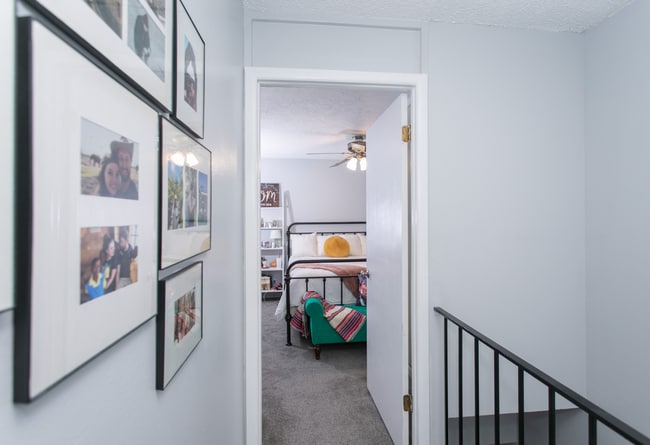 Building Photo - 3 bed 2 bed - in unit laundry - condo!