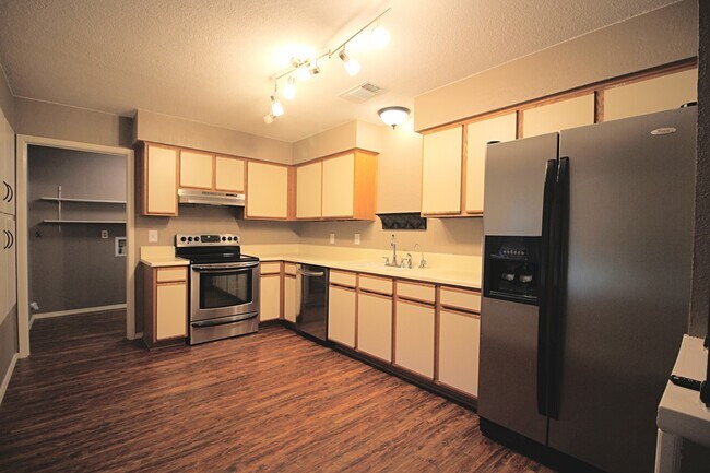 Building Photo - 3 BD 2 BA AVAILABLE NOW!! NEAR LOOKOUT RD