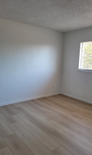 Building Photo - 10 Paramount Cir