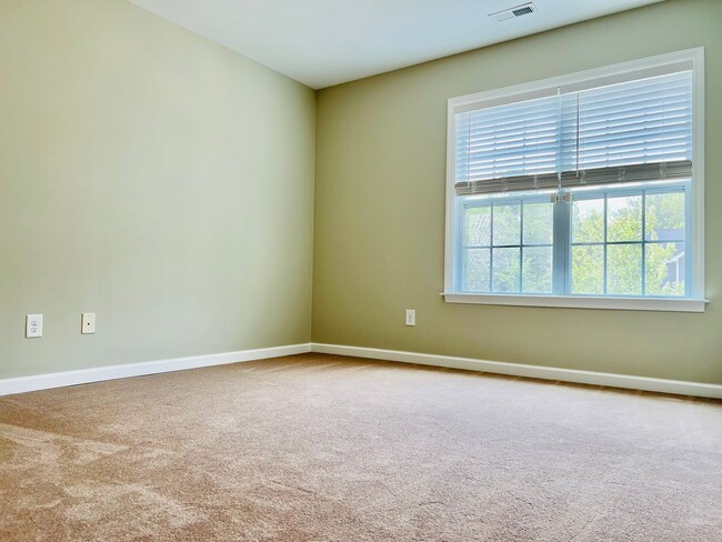 Building Photo - Sellhorn Heights Beauty, 4BR/2.5BA, Fenced...