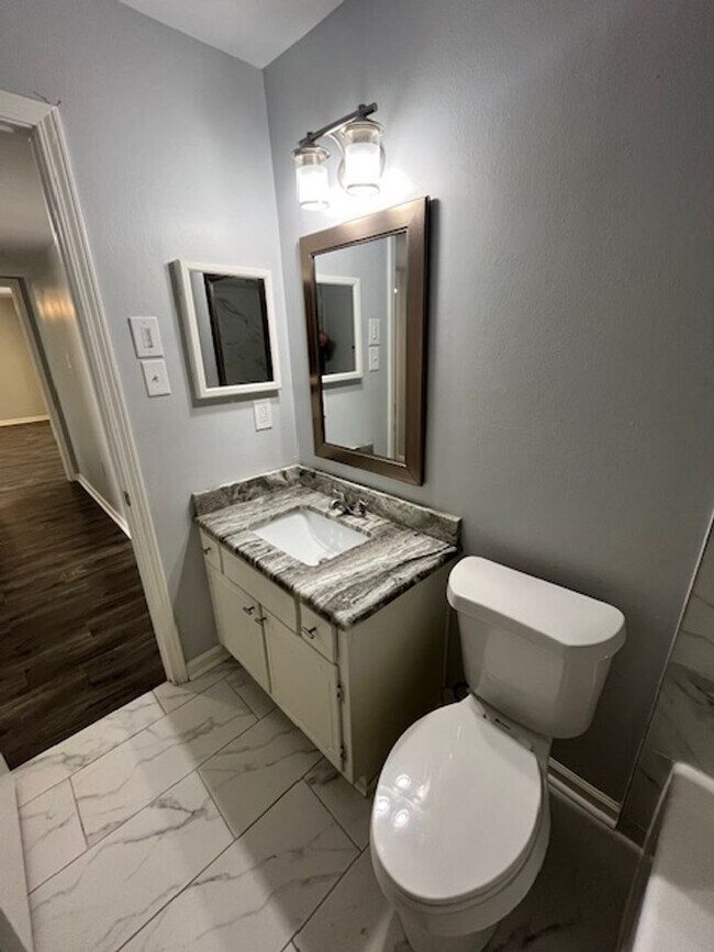 Building Photo - Nice 3 Bedroom 2 Bathroom Windsor Gardens ...