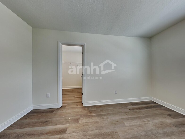 Building Photo - 27189 St Andrews Ave