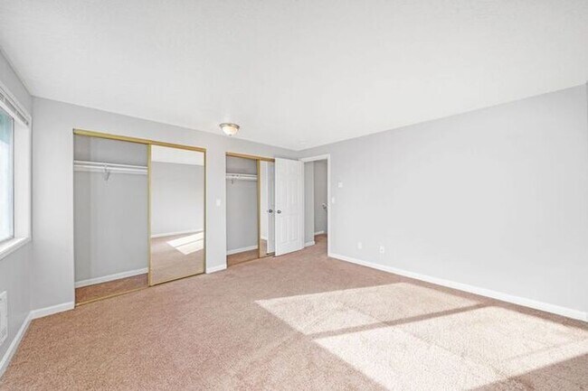 Building Photo - 2 bedroom unit. Pets OK! Lots of upgrades! Full size washer and dryer in unit!!