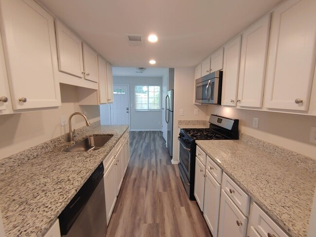 Building Photo - Charming 3 Bdrm/2 Bath Townhome - Available Now!