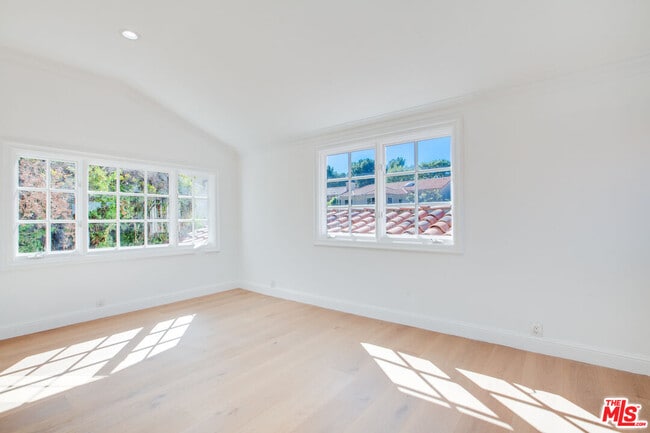 Building Photo - 10221 Briarwood Dr