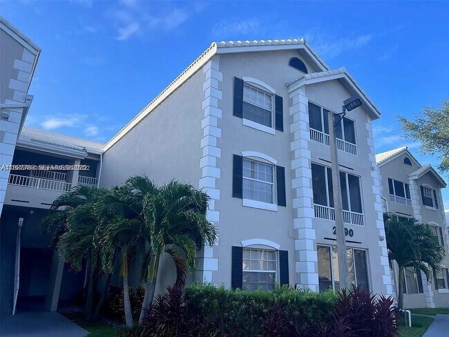 Building Photo - 2880 N Oakland Forest Dr