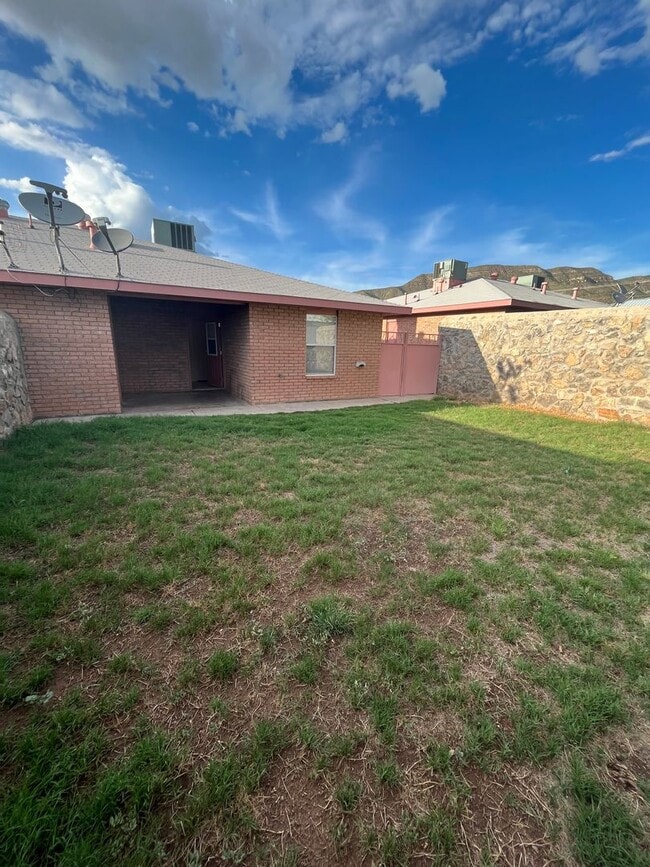 Building Photo - 2 Bedroom/2Bath Duplex Apartment
