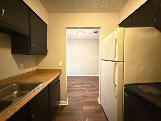 Building Photo - 1 Bed/ 1 Bath Condo!  Harding / Southern Hills Area!  Pets ok!
