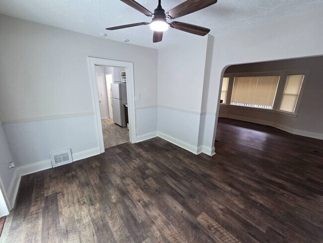 Building Photo - Charming 3-Bedroom Property in Prime Location