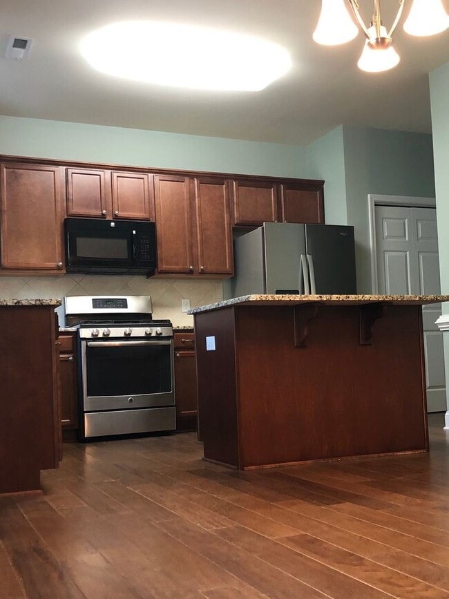 Building Photo - Stunning 3 bedroom, 2 1/2 bath 2 story home