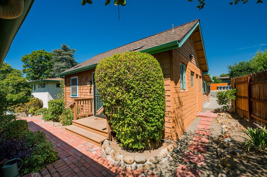 Building Photo - 4979 Randlett Dr