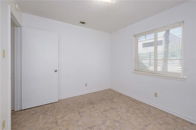 Building Photo - 2102 Ann Arbor Ave