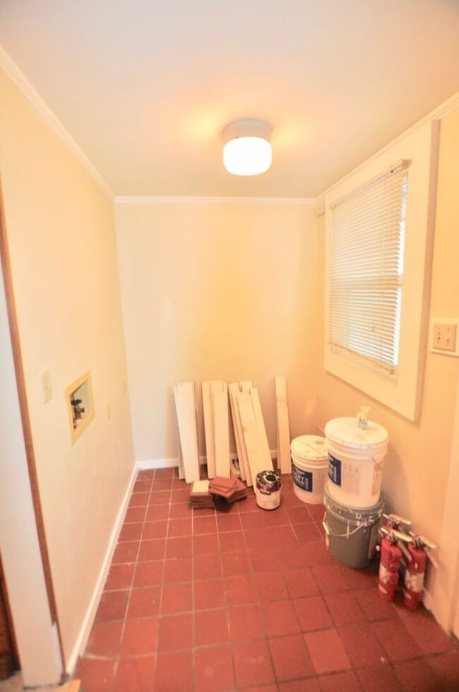 Building Photo - FOR LEASE! 3 BR - 1 BA - 1 Car Garage - 1,...