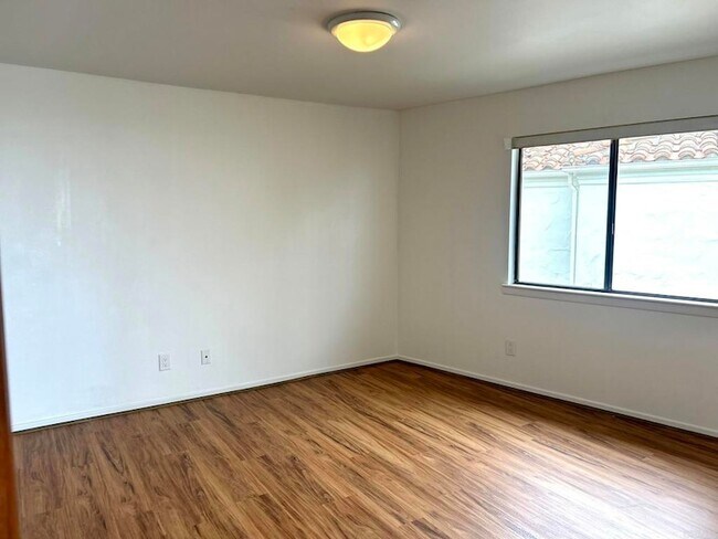 Building Photo - 25072 Alicia Dr