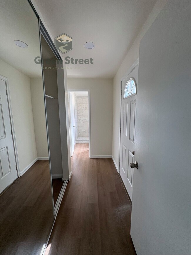 Building Photo - 1719 Oliver Ave