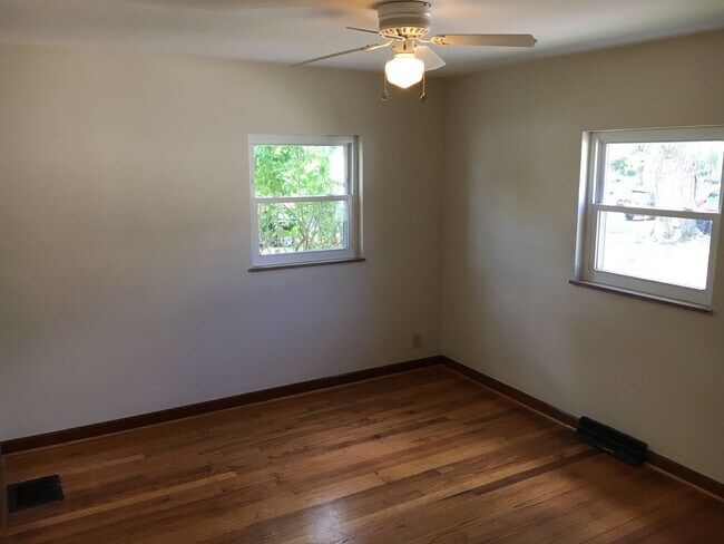 Building Photo - **2-BEDROOM HOUSE W/ DETACHED GARAGE IN BE...